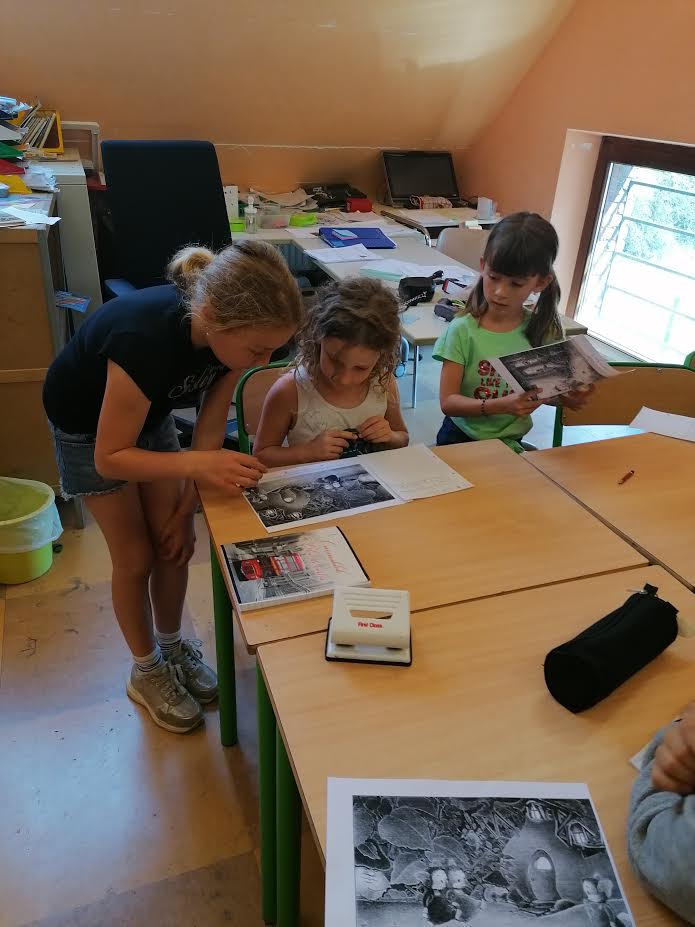 Elisa apprend aux plus jeunes